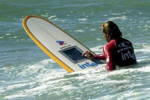 Desarrollan la primera tabla de surf del mundo con tecnología