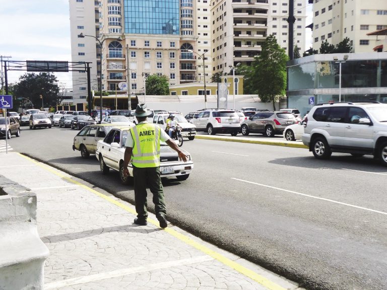 Sincronizarán semáforos para retirar agentes AMET de la calles