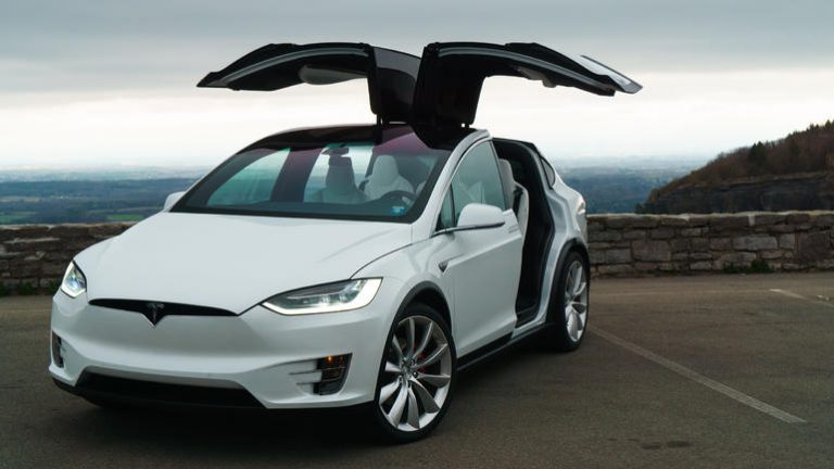 Un carro Tesla en piloto automático salva la vida a su dueño