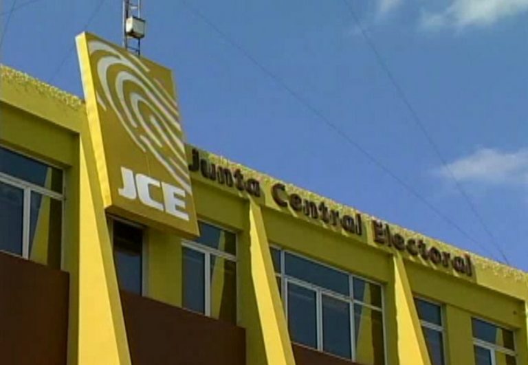 JCE emitirá 1,040 cédulas a extranjeros